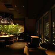 夜景も抜群ですが、鉄板焼Anはカウンター席で職人技も間近にお愉しみいただけます。職人と気軽に会話を交わせ、料理をお客様と組み立てていく距離の近さも、まさに鉄板焼ならではの醍醐味です。