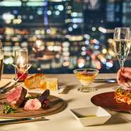 大丸東京店最上階にあるため利便性抜群な当店。大きな窓からは東京の街並みが一望できロマンチックな雰囲気に溢れています。デートや記念日、大切な方とのお食事は、XEXTOKYOで。