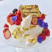 記憶に残る1日になるよう、特別な日のために欠かせないサプライズ演出をスタッフがお手伝いいたします。ケーキのプレートやフルーツ盛り合せ、シャンパンなどのご提供に加え、花束のご用意も承ります。