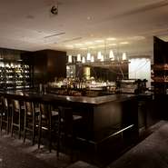 落ち着いた雰囲気の中でお酒を楽しみたい方はバーラウンジへ。豊富な銘酒を各種ご用意。
イタリア直輸入のチーズや生ハムをはじめお酒の肴も充実。東京の絶景と柔らかな照明が、心地よい空間を演出してくれます。