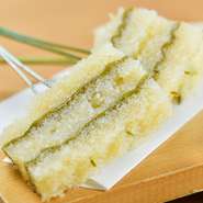 プチプチの食感がクセになる子持ち昆布を、サクッとした串揚げでご用意。注文率90％を超える、【おかげ屋】の大人気メニューとなっております。ご来店の際は、ぜひこちらの看板メニューをご堪能ください。