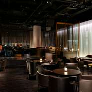 ワンフロアを独占した広い店内には、こだわりのフード、ライブ、アミューズメントが融合されております。TheBARをメインにレイアウトし、BGMという概念を超えたパワフルなライブサウンドで、空間を包み込みます。