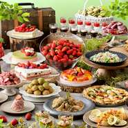 ランチタイムはこだわりのナポリピッツア、パスタや新鮮野菜が選べるブッフェスタイルを実施しております。またデザートも季節に合わせたフルーツを使用して種類豊富にご用意！思う存分お楽しみ下さい。