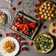 眺めるだけでもわくわくするような、趣向を凝らしたグルメが人気の同店。趣味の合う友人と訪れて、SNS映え間違いなしの料理へのときめきを共有し合うのも楽しみの一つ！季節限定のランチブッフェもオススメ！