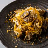 濃厚なソースを絡め、仕上げに香り高いトリュフをふりかけた人気の逸品。
※写真はイメージです。