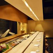 【寿司フロア】白木一枚板の寿司カウンター席｜11席
