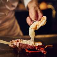 寿司カウンターでは大間のマグロなど一級品を味わうことができ、鉄板焼カウンターでは神戸牛をはじめ国産の黒毛和牛を取り揃え、ゲストの前でカットするというパフォーマンスで高揚感も高まります。