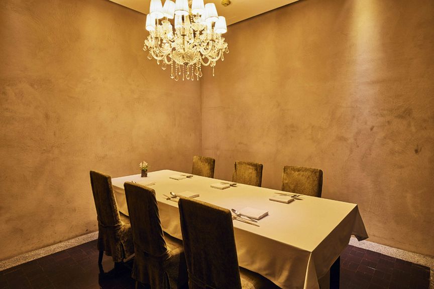 特選和牛をメインとした鉄板焼エリアでは豪華コースをご用意。