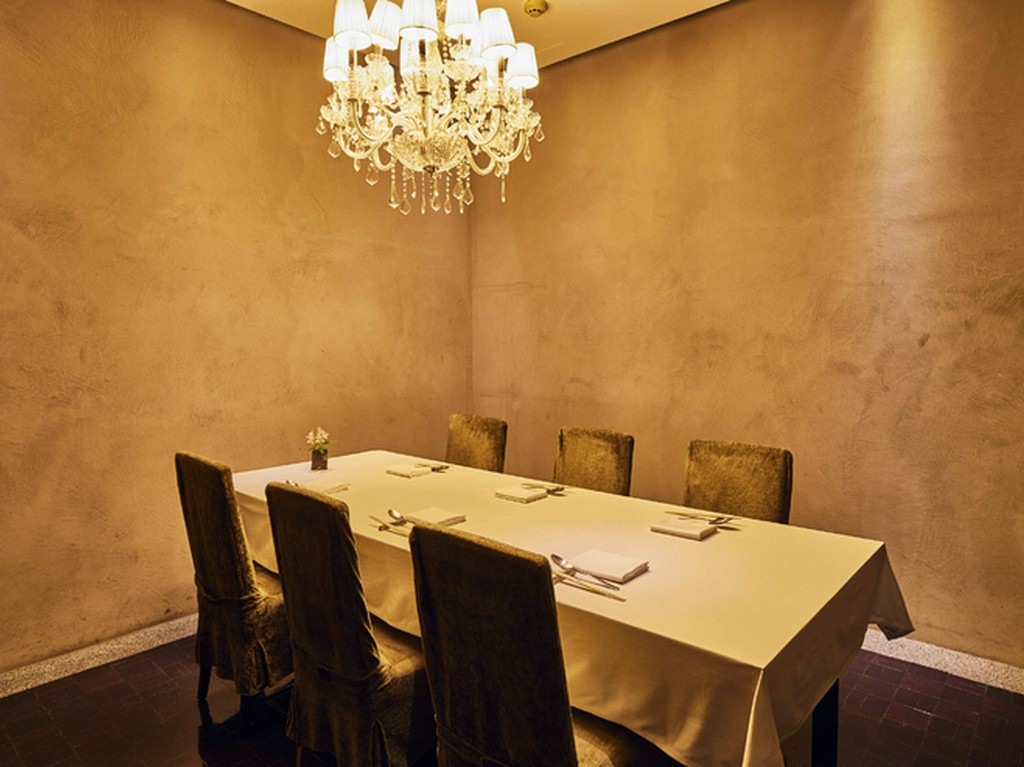 特選和牛をメインとした鉄板焼エリアでは豪華コースをご用意。