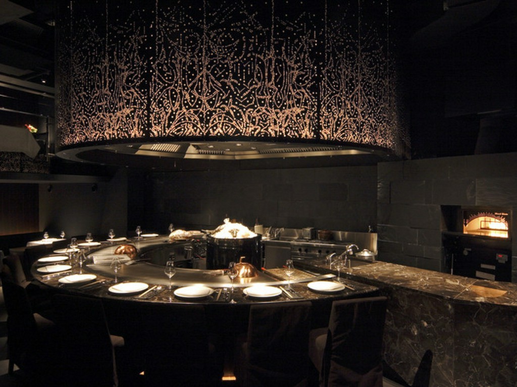 大理石の鉄板焼カウンター