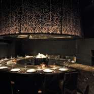 1階はバーと、白木一本の寿司カウンター。地下には大小2つの鉄板焼カウンターにプライベートルーム。
眼の前で食材が焼かれていく香りや音が食欲をそそり、鉄板の上に心もとろけます。