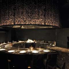 大理石の鉄板焼カウンター