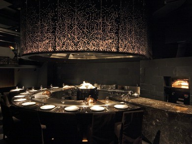 大理石の鉄板焼カウンター