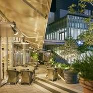 快適な空間とおしゃれな雰囲気で、、特別なひとときをお過ごしください。記念日や誕生日のご利用にもおすすめです。都会の喧騒を忘れ、開放感あふれるテラスで、上質なひとときをお楽しみください。