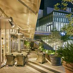 赤坂見附に位置する当店のテラス席は、おしゃれで優雅な空間◎