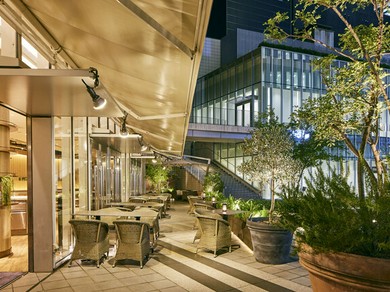 開放的な店内からはお花見も楽しめます。