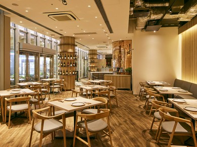 シンプルで落ち着いた内観。自然光が溢れる癒しの空間です◎