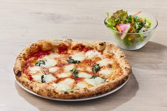 平日のランチタイム限定！彩り豊かなミニサラダの他、メインはピッツァまたはパスタをお選びいただけます。