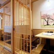 半個室にておくつろぎいただけます。
各個室には会津五桜の絵が飾られております。
