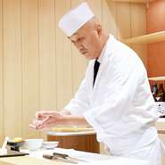 料理の世界に入って35年以上、寿司一筋に腕を磨いた鈴木さん。鮮度抜群のネタには素材に合わせて包丁を入れ、ゲストの“食べやすさ”にも配慮。丁寧な仕事に熟練の技が光ります。