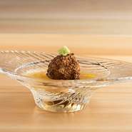 食感や香りの違いが重なり合う『海老芋と蓮根の利休揚げ』