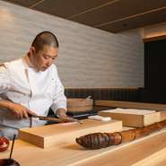 料理の説明を含みつつ、一人一人との会話も楽しむ