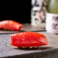 バーミキュラで固めに炊き上げた厳選米を、10年以上熟成させたオリジナルブレンドの赤酢で酢飯に。その赤いシャリで有名な【寿司　赤酢】は、寿司仙人厳選の全国から入荷する上質な魚を存分に堪能できるお店です。
