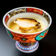 「寿司赤酢」定番の、人気の逸品『鮑の肝ソース』