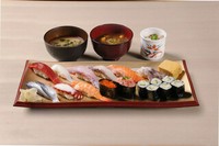 中とろ、真鯛、ほたて、数の子、赤海老、玉子、ねぎとろ軍艦、上うに軍艦、穴子一本