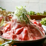 A5霜降り肉。煮込むほど、旨くなるA4~A5ランクの黒毛和牛の霜降り肉を特製の割り下で煮込み、肉、野菜、スープを一緒に召し上がっていただくコンロ家の特製鍋。