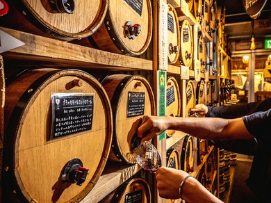 ずらりと並ぶ、50種類の樽ワインの注ぎ放題・飲み放題