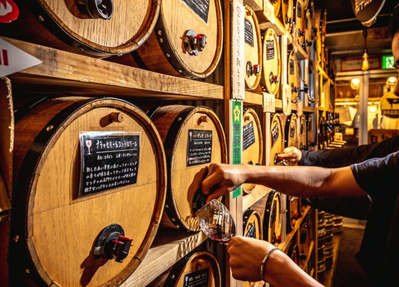 「日本初!」壁一面の樽ワイン50種類が390円で飲み放題!!