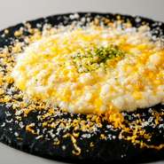 グラナパダーノとミモレット、2つのチーズで贅沢に仕上げたリゾット。お米は宮城県のブランド玄米「金のいぶき」と「ひとめぼれ」を使用。ワインとも相性の良い一品です。