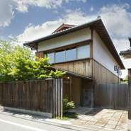 平安京より、千二百余年にもわたって引き継がれた京都の歴史には、今もなお馥郁とした日本の文化や伝統が受け継がれています。