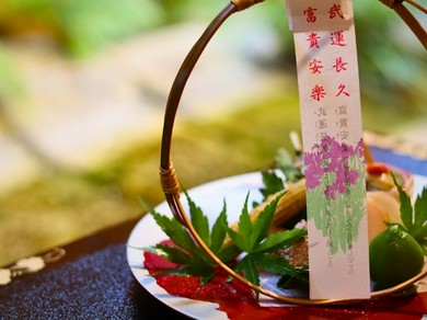 旬を味わう、毎月献立が変わるディナーの会席料理