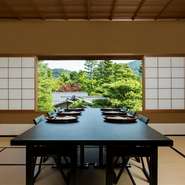 東山を借景に季節の移ろいを感じてただけます。
