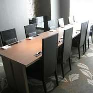 会の規模に合わせて選べる個室が用意され、接待や会食での利用にも好適です。厳選食材を用いた心づくしの料理に舌鼓を打って。