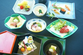 嵯峨　国産牛サーロイン、握り寿司など全8品