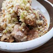 鶏もも肉に惜しみなくかけたタレが絶品。食欲をそそります。