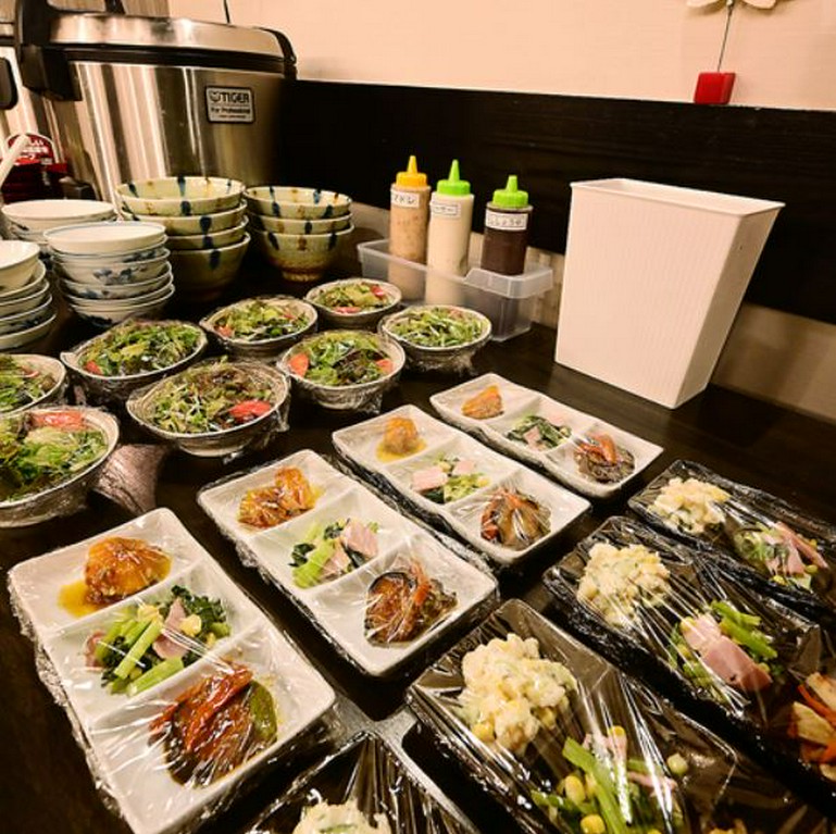 感謝を形に。ランチタイムは惣菜が全て食べ放題でご提供