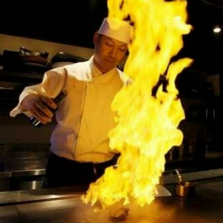 醍醐味であるオープンカウンターで本格的な鉄板焼を。