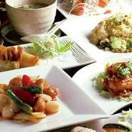 贅沢なランチ会席膳は食事会やご夫婦でのお食事、女子の集まりにもピッタリ。少しずついろいろな料理を楽しめてお得感満点です。ご来店をお待ちしております。