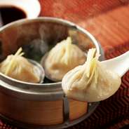蟹味噌の旨みと香りが加わったスープが口の中で広がる、肉汁ジューシーな小籠包。化学調味料不使用。