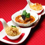 名物よだれ鶏入りの青蓮特選三種前菜盛り合わせ。