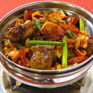 干鍋とは比較的新しい汁気の少ない四川の鍋料理です。辛くてスパイシーな味覚が食欲をそそること間違いなし
