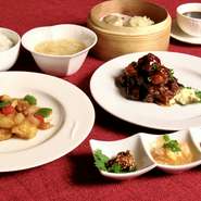 贅沢ランチのランチ会席膳は食事会やご夫婦での食事、女子会にもピッタリ。いろいろな料理を楽しめます。