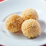 こしあんを詰めたっぷりのゴマをまぶし揚げたお団子。