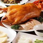 皮・骨・肉の全てを味わいつくせる青蓮の北京ダック（要予約）。追加料金でスープ、鴨肉の炒めもお楽しみいただけます。（ハーフ+550円）