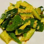 新鮮な胡瓜を豆板醤で和えています。