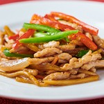 牛肉または豚肉の細切りとタケノコが入った定番。